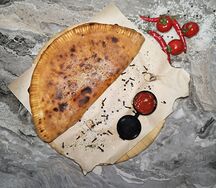 Кальцоне закрытая с ветчиной и грибами