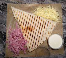 Треугольник с ветчиной и сыром