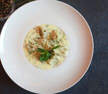 Мини-хинкали в чесночном соусе 