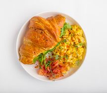 Завтрак  с круассаном