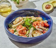 Салат с кальмарами, креветками и крутонами