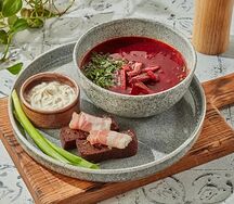 Борщ с говядиной, гренками с салом и сметаной