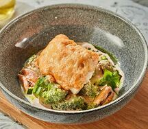 Треска, запеченная под сыром с брокколи и сливочным соусом с мидиями 
