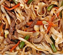 Говядина в устричном соусе с рисовой лапшой