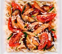 Салат с баклажанами и цыпленком гриль