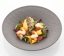 Салат с креветками, манго, рукколой