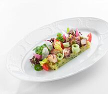 Салат с осьминогом, мятым картофелем и мятой
