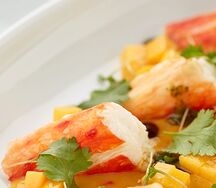 Фаланги краба с манго, чили, перечным соусом и цветочной солью