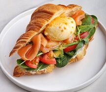 Круассан с лососем и яйцом пашот