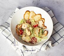 Салат Цезарь с курицей