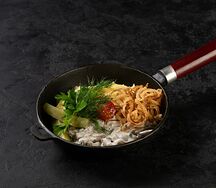 Бефстроганов с грибами в сливочном соусе подается с картофельным пюре