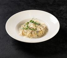 Паста с куриным филе и грибами в сливочно-сырном соусе