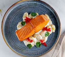 Стейк лосося и картофельные ньокки в сливочном соусе