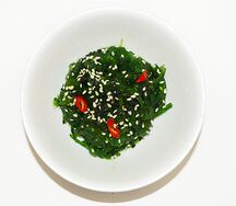 Салат Чука с ореховым соусом