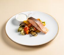 Лосось, запечённый с овощами 