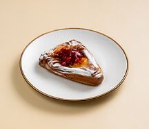 Слойка скандинавская с творогом и брусникой 