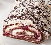 Рулет Шоколадно-вишневый со сметанным кремом и меренгой