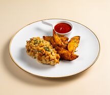 Пожарская котлета с печёным картофелем и томатным соусом 