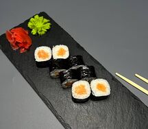 Ролл с копченым лососем