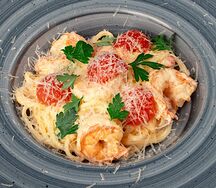 Паста с креветками и черри 