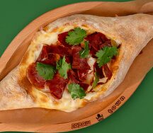 Хачапури с бастурмой и томатами 