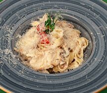 Феттуччине с куриной грудкой и грибами 