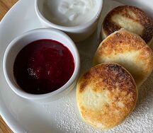 Сырники со сметаной и вишневым джемом