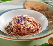 Тренетте с говяжьей вырезкой, грибным рагу и соусом демиглас