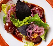 Митболы, перечный соус