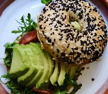 Авокадо, хумус, розовый перец