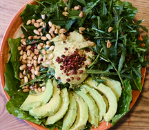 Авокадо, хумус, розовый перец