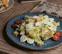 Салат Цезарь с курицей