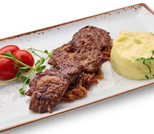 Печень говяжья с карамелизированным луком и картофельным пюре