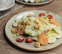 Салат Цезарь с тигровыми креветками