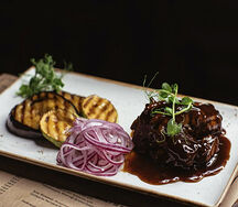 Свиные ребрышки под соусом барбекю с гарниром из овощей