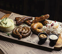 Большая тарелка домашних колбас