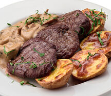Медальоны из говядины с грибным соусом и картофелем
