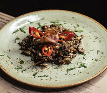 Свинина по-деревенски с грибами и беконом