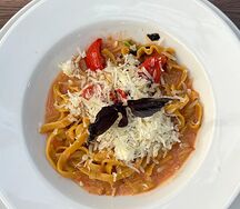 Паста со сливочным соусом и базиликом