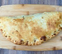 Пицца Кальцоне с сыром и сливочным соусом
