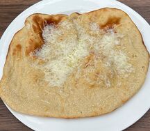 Лепешка фокачча с сыром собственного производства и трюфельным маслом