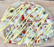 Пицца с ветчиной и грибами
