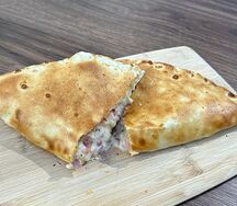 Пицца Кальцоне с окороком и сливочным соусом