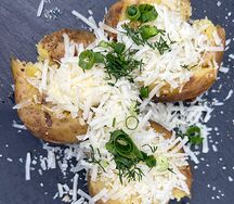 Картофель, запеченный в фольге с маслом и луком