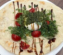 Закуска с микрозеленью и сыром буррата