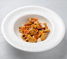 Равиоли дель Плин с соусом из красного вина и кремом из пармезана