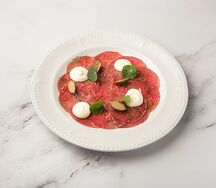 Карпаччо из говядины с муссом из пармезана и каперсами