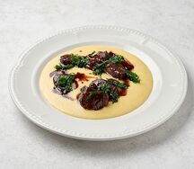 Оленина с полентой и черной смородиной в соусе демиглас 