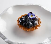 Корзиночка с сезонными ягодами 