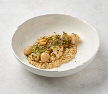 Птитим с гребешками, кукурузой и черным трюфелем